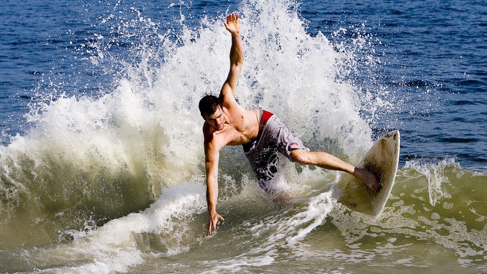 开云体育官方网站登陆-“危机生死线：赛场上的救援奇迹”，危机剧情